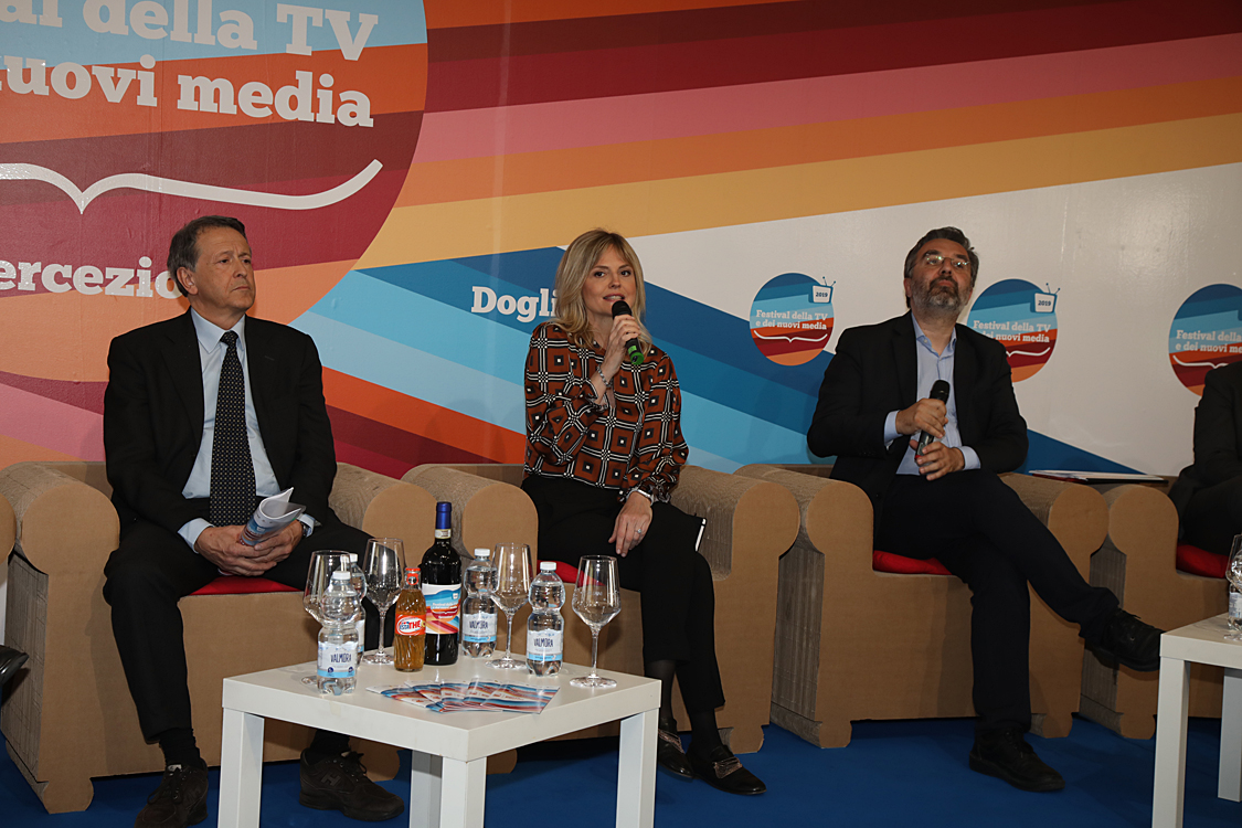 Festival della TV e dei Nuovi Media 2019_338.jpg - L'Europa è ancora nel nostro futuro? Il consueto incontro tra i direttori delle principali testate nazionali per discutere sull’Europa a tre settimane dal voto. Lucia Annunziata, Marco Damilano, Luciano Fontana, Maurizio Molinari, Fabio Tamburini, Mario Tarquinio, Carlo Verdelli  con Sarah Varetto